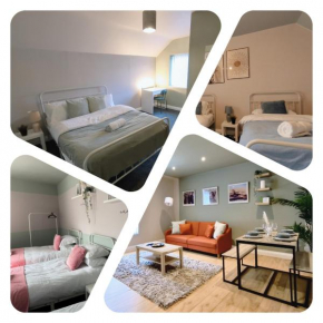Spacious Central Duplex Apartment with 2 Bathrooms with Free Wi-Fi, Parking and Keyless Access, Sleeps up to 9 - Perfect for Groups